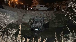 Kontrolden çıkan otomobil dereye uçtu: 1 ölü, 1 yaralı