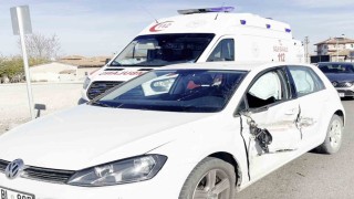 Kontrolden çıkan otomobil karşı şeride geçip araca çarptı: 1 yaralı