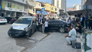 Kontrolden Çıkan Otomobil Temizlik İşçisini Saniyelerle Teğet Geçti
