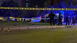 Konuşmak için çağırdığı eşini sokak ortasında öldürdü