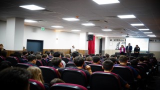 Konyaaltı Belediyesi okul kütüphanesine kitap bağışı yaptı