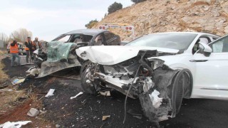 Konyada otomobiller çarpıştı: 1 ölü, 3 yaralı