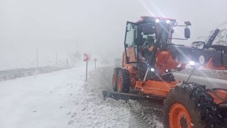 Kop Dağında yoğun kar yağışı: Karayolları ekipleri gece boyu seferber oldu