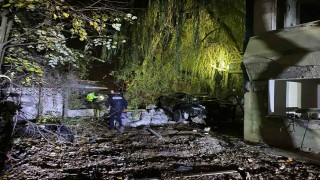 Köprü üstünde çarpışan otomobiller bahçeye uçtu: 1 ölü, 4 yaralı