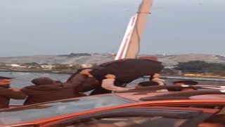 Köprüden atlamak isteyen kişiyi yoldan geçen sürücüler engelledi