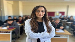 Koreceyi kendi çabasıyla öğrenen Vanlı öğretmen öğrencilerine ilham oluyor