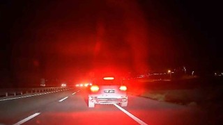 Korku dolu anlar kamerada: Bir ailenin can güvenliğini tehlikeye atan trafik magandası yakalandı