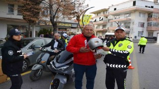Korkuteli ilçesinde motosiklet sürücülerine kask dağıtıldı