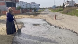 Köstebek yuvasına dönen yolu kendi imkanlarıyla onararak beton attılar