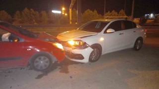 Kotrolden çıkan otomobil radar görevi yapan polis aracına çarptı, 2 kişi yaralandı