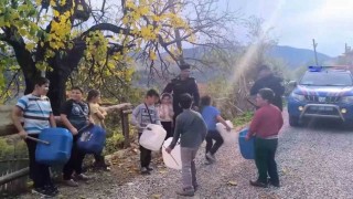 Köy çocuklarından jandarmaya bidonlu Yasemen sürprizi