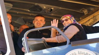 Köyünün ilk asfaltını Sebahat teyze attı