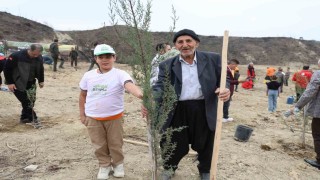 Kozanda yangından etkilenen alana dede-torun fidan dikti