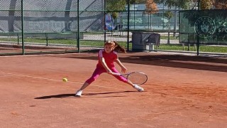 Küçük tenisçi turnuvaya davet edildi