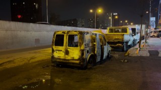 Küçükçekmecede hafif ticari araç alev alev yandı