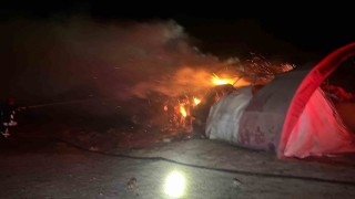 Kuluda bahçedeki saman balyaları alev alev yandı