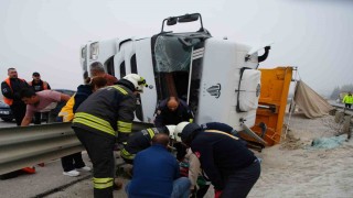 Kum yüklü tır devrildi: Sıkışan sürücü itfaiye tarafından kurtarıldı