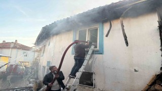 Kütahyada çıkan yangında iki ev ve bir ahır kullanılamaz hale geldi