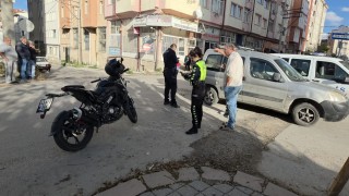 Kütahyada hafif ticari araç ile motosiklet çarpıştı: 1 yaralı