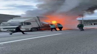 Kuzey Marmara Otoyolunda kamyon alev alev yandı