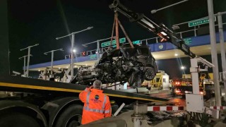 Kuzey Marmara Otoyolunda otomobil gişeye girdi: 1 ağır yaralı