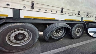 Lastiği parçalanan tırın tehlikeli yolculuğu