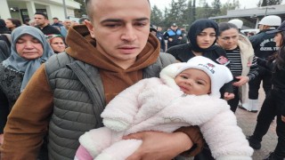 Lösemiye yenik düşen genç polisi 8 aylık kızı üzerinde polis yazan beresiyle uğurladı