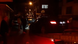 Lüks otomobilin içinde dehşeti yaşadı, kaçarken kaza yaptı