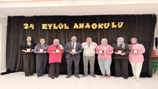 Mahalle muhtarından öğretmenlere plaketli kutlama