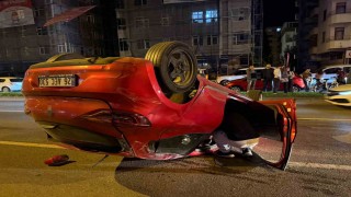 Makas atarak iki araca çarpan sürücü takla attı: 1 yaralı