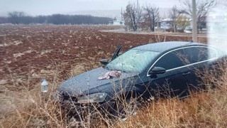 Malatyada kontrolden çıkan otomobil tarlaya girdi: 4 yaralı