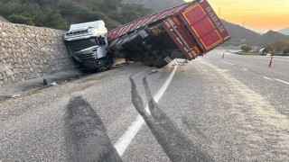 Malatyada kontrolden çıkan tır istinat duvarına çarptı: 1 yaralı