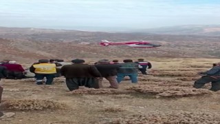 Malatyada uçuruma yuvarlanan şahsın helikopterle sevk anları kamerada