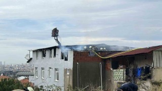 Maltepede binanın çatısı alev alev yandı