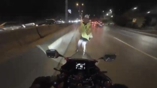 Maltepede motosikletin çarptığı trafik polisi yaralandı: Kaza anı kamerada