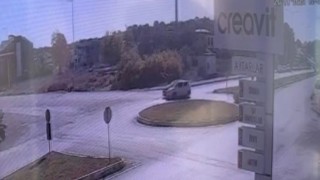 Manavgatta iki otomobilin kavşakta çarpışması kameraya yansıdı