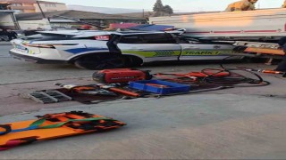 Manisanın Alaşehir ilçesinde Alaşehir - Sarıgöl yolu üzerinde trafik polisi aracının tıra çarpması sonucu bir polis şehit oldu biri de ağır yaralandı.