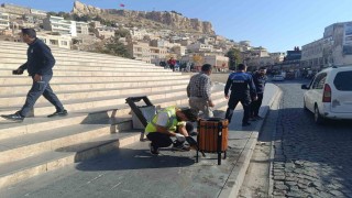 Mardin Büyükşehir Belediyesi Artuklu 1. Caddede çöp kovalarını yeniliyor