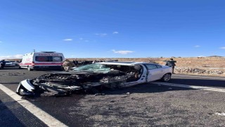 Mardinde otomobil ile açık kasa kamyonet çarpıştı: 2 yaralı