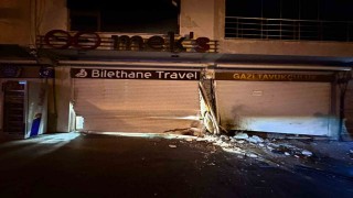 Mardinde otomobil iş yerinin kepengine çarptı: 4 yaralı