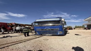 Mardinde patlayan lastiği değiştirmek isteyen tır şoförü aracın altında kaldı