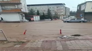 Mardinde sağanak yağış etkili oldu, yollar göle döndü
