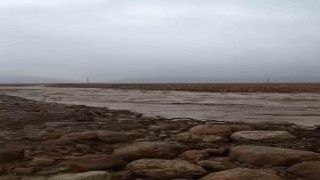 Mardinde sağanak yağış sonucu dere taştı