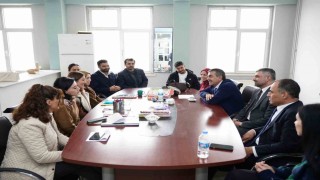 Mardine giden Bakan Tekin, Diyarbakırda yol güzergahında bir okula uğradı