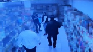 Markette şeker dökme diye uyarınca darbedildi: O anlar kamerada