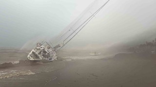 Marmariste fırtına ve sağanak etkili oldu: 3 tekne karaya vurdu