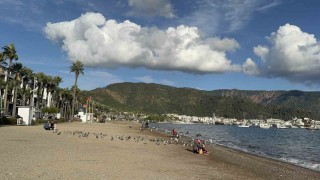 Marmariste yazdan kalma günler: Vatandaşlar sahillere akın etti