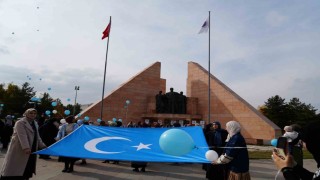 Mavi beyaz balonlarla Doğu Türkistanın sesi oldular