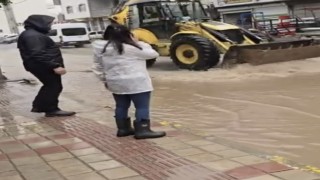 Mazıdağında sağanak nedeni ile yollar göle döndü