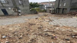 Mazıdağında şiddetli yağışların neden olduğu çukurlarda ortaya çıkan doğal gaz boruları tehlike saçıyor